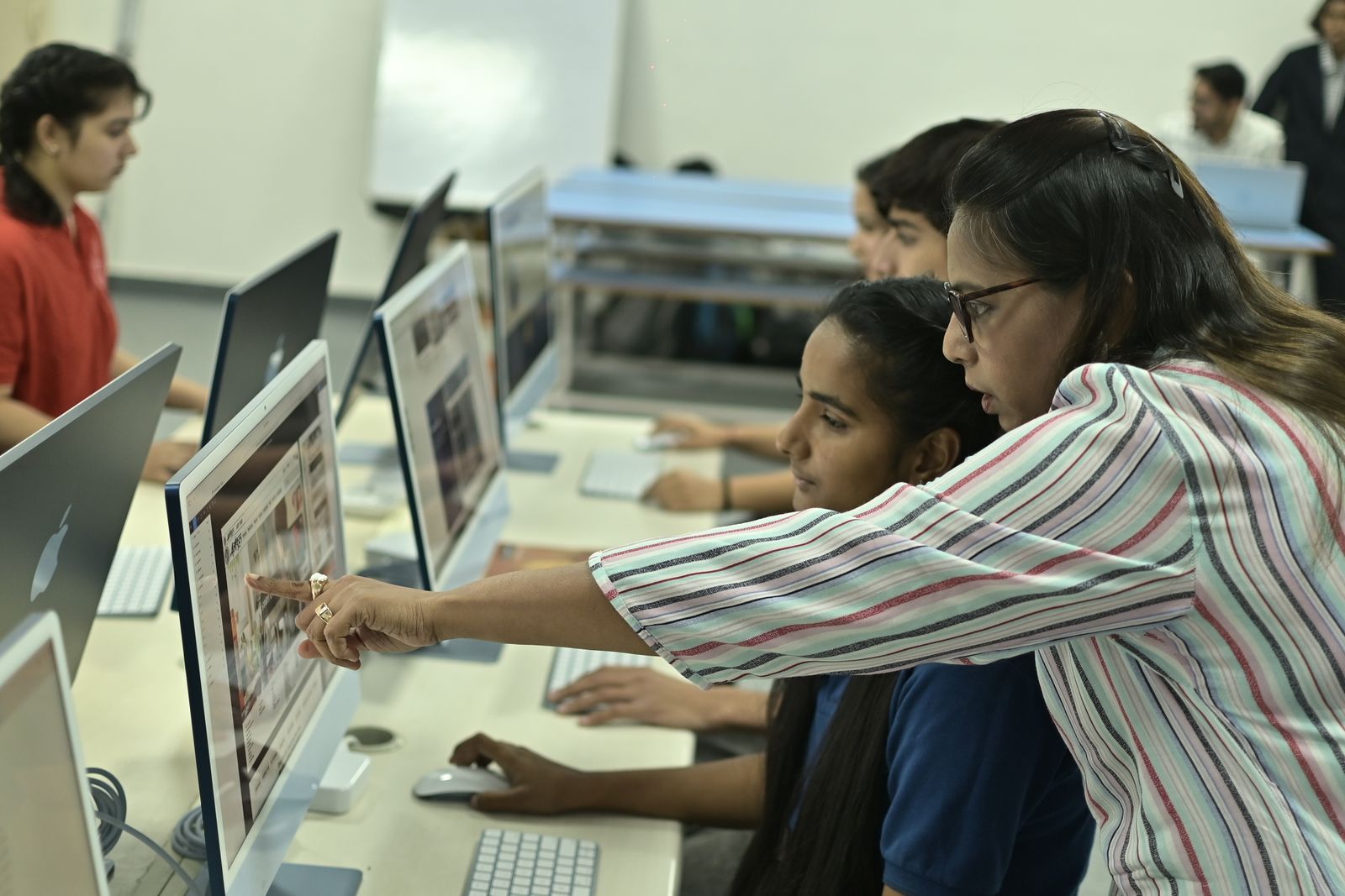 Des étudiants dans une salle informatique